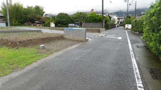 Local photos, including front road. Frontal road