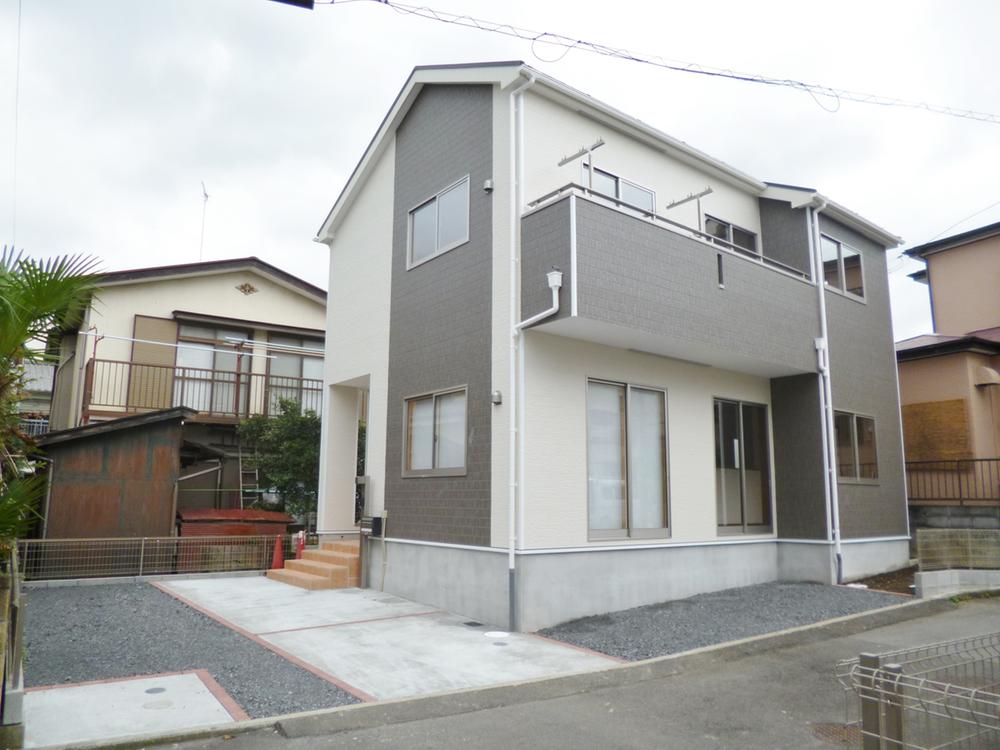 Parking lot. 1 Building