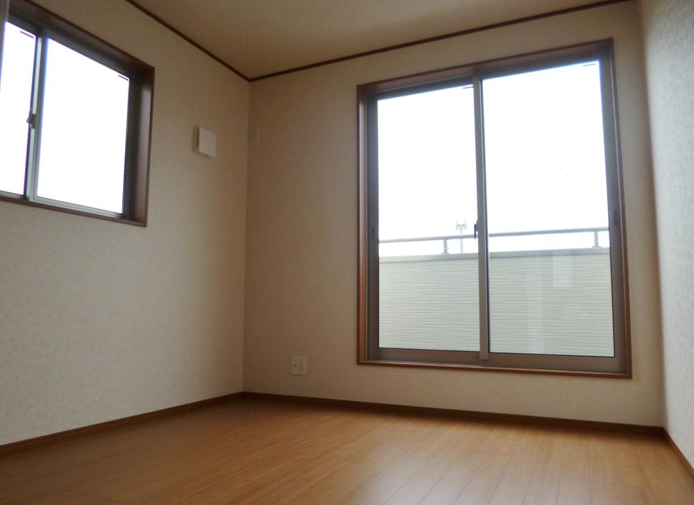 Non-living room. South-facing bright Western-style!