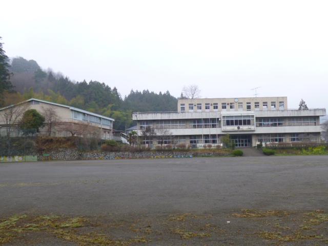 Junior high school. 400m to Matsuda junior high school