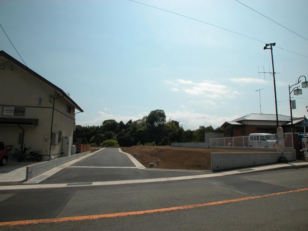 Local photos, including front road. Local (June 2011) shooting