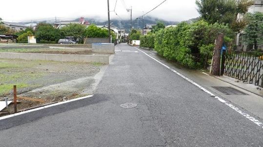 Local photos, including front road. Frontal road