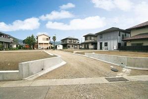 Local land photo. In the vicinity of the Ashigara Bridge opposite shore gives the waterside of rest along the Sakawa River while petting with nature in the family there is a open waterfront sports park.