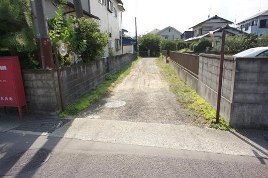 Local photos, including front road. Frontal road