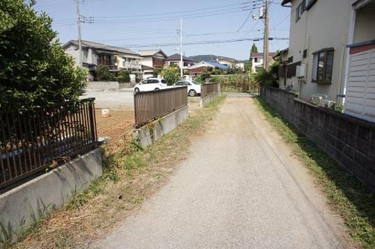 Local photos, including front road. Frontal road