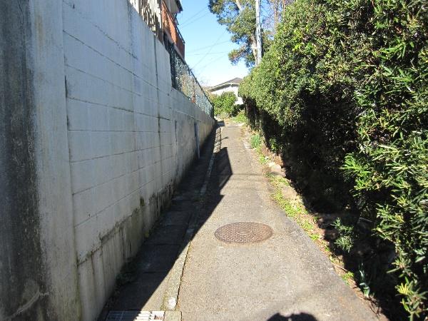 Other local. Front road present situation about 1.5m ~ It will be the width of about 2m.