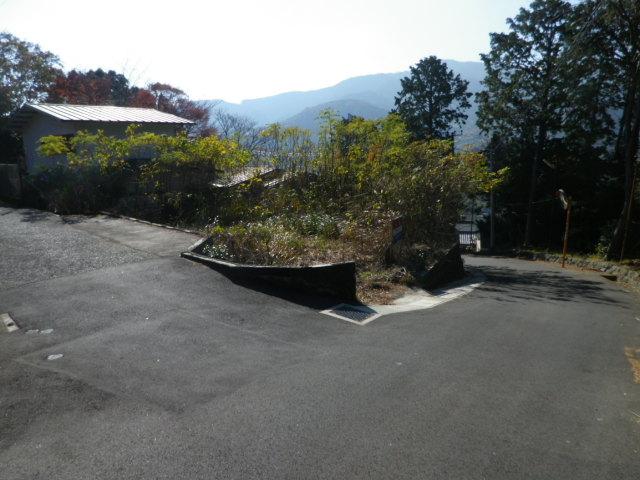 Local photos, including front road. Local (12 May 2013) Shooting