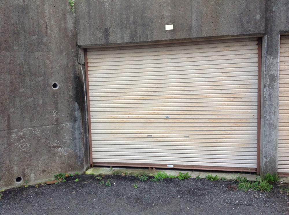 Other local. Garage (10 May 2013) Shooting