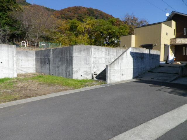 Local photos, including front road. Local (12 May 2013) Shooting