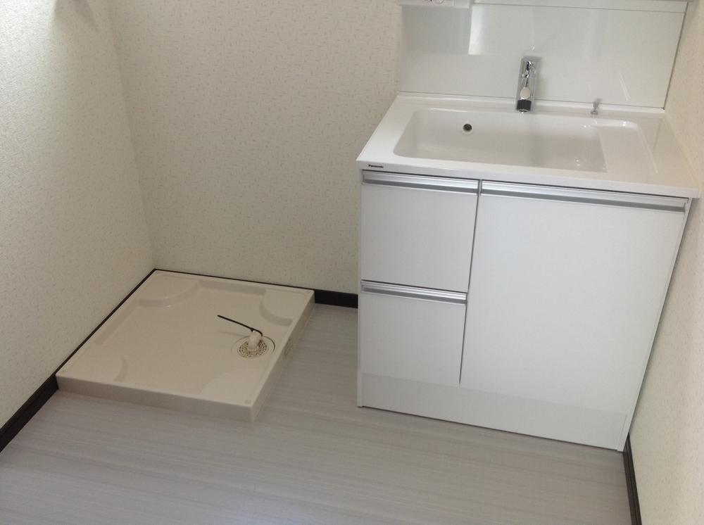 Wash basin, toilet. Washroom (September 2013) Shooting