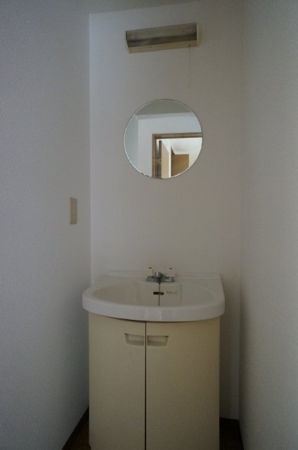 Washroom. Round mirror is very cute