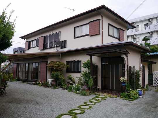 Local appearance photo. Is also a good many living environment commercial facility within walking distance in a quiet residential area of Hon-Atsugi Station walk 17 minutes. Large garden is also attractive in a site area of about 63 square meters.