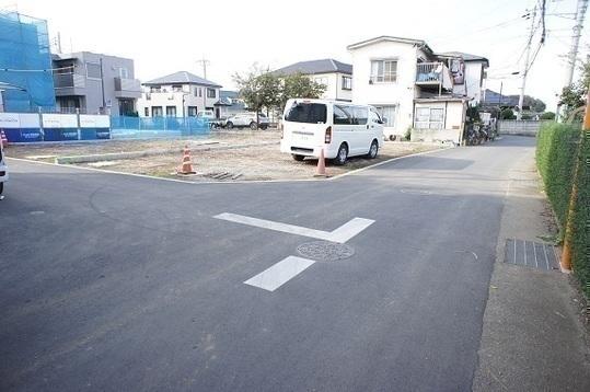 Local photos, including front road. Frontal road