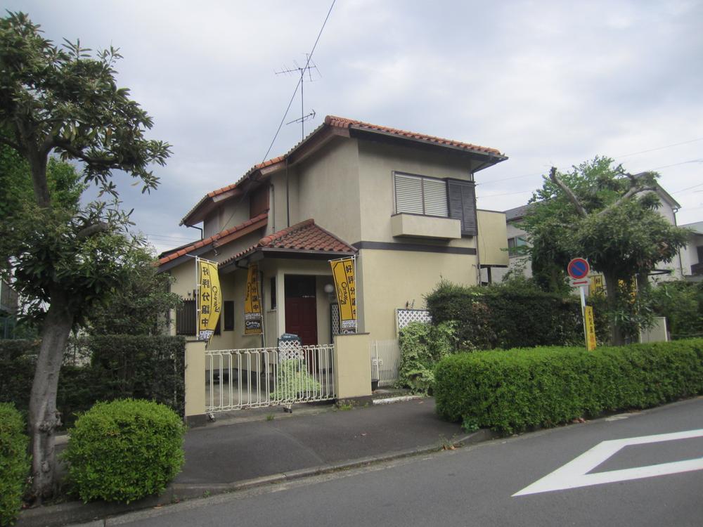 Local photos, including front road. Local (May 2011) shooting