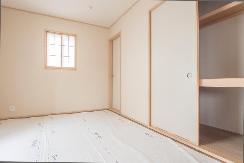 Non-living room. Japanese-style room 6 quires! There closet!