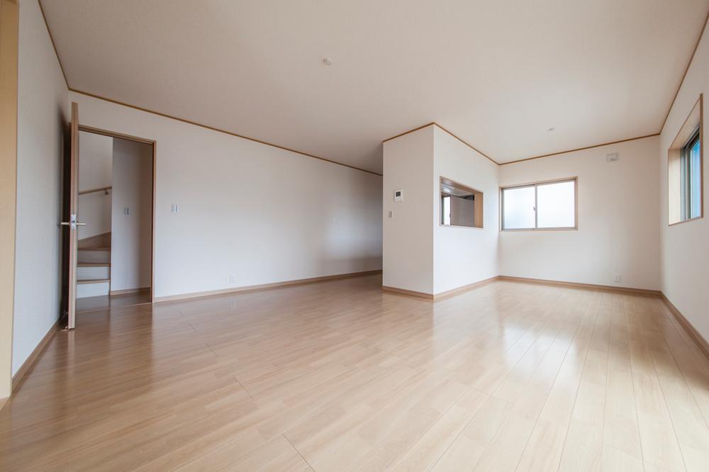 Living. Flooring grain is beautiful!