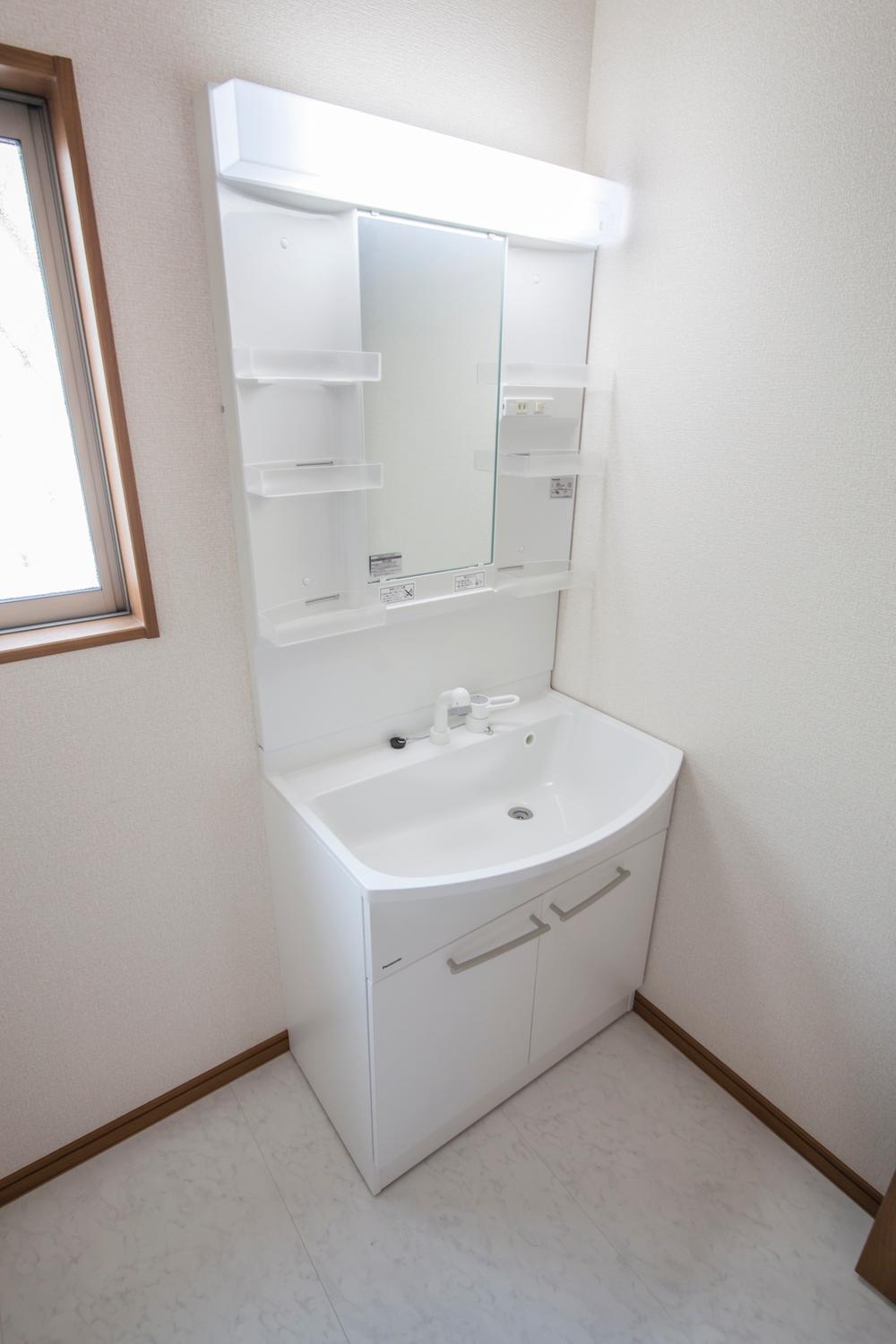 Wash basin, toilet. Convenient hand shower ・ With anti-fog function!