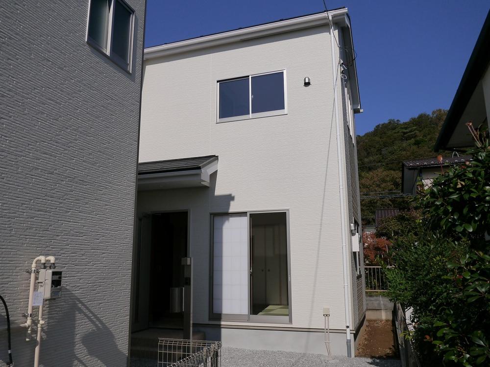 Local appearance photo. Also we have been able to secure two car spaces in the south road of the front width 6m. Compartment is organizing pre-clean streets in 1 minute bus stop walk.