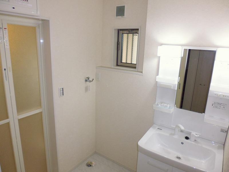 Wash basin, toilet. Indoor (10 May 2013) Shooting