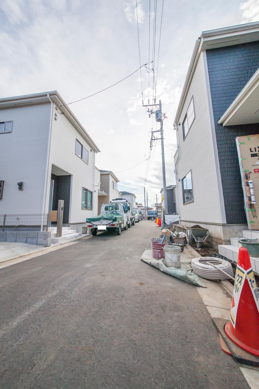Local photos, including front road. Development subdivision in All building is land more than 31 square meters!
