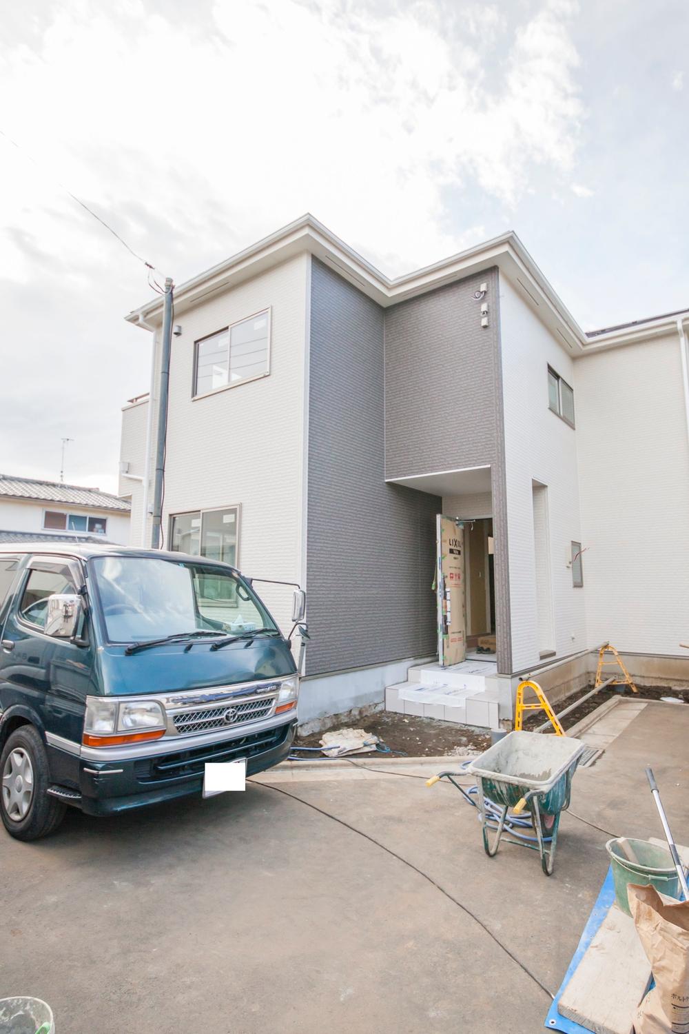 Local appearance photo. Local (12 May 2013) Shooting 6 Building ◎ Zenshitsuminami direction ☆ There are 2 balconies face! ◎ is close to convenient life there are many commercial premises ☆