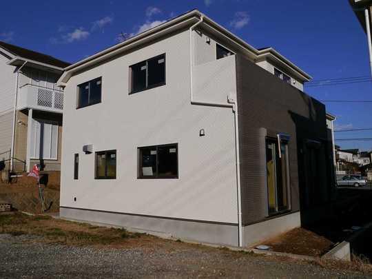 Local appearance photo. It is also a good many living environment commercial facilities around in the quiet residential area. Car space There are also three. 