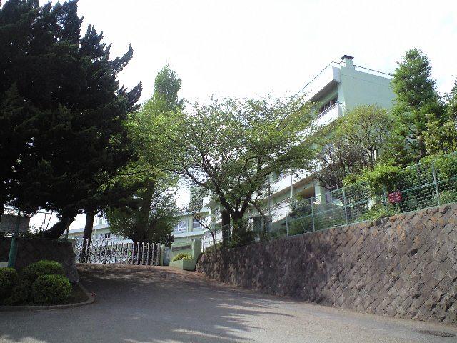 Primary school. 784m to a small elementary school Ayu