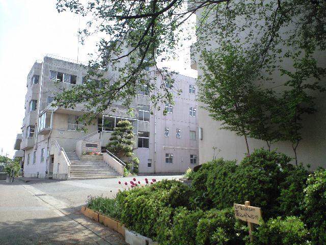 Junior high school. 666m to a small Ayu Junior High School