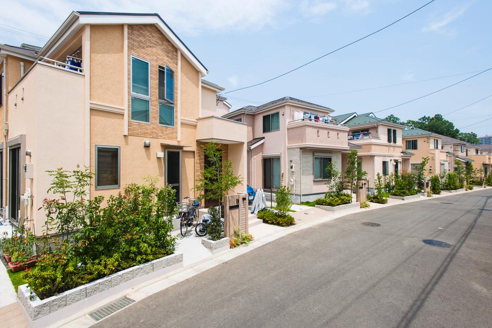 Sale already cityscape photo. Sale already the city average July 2013 shooting