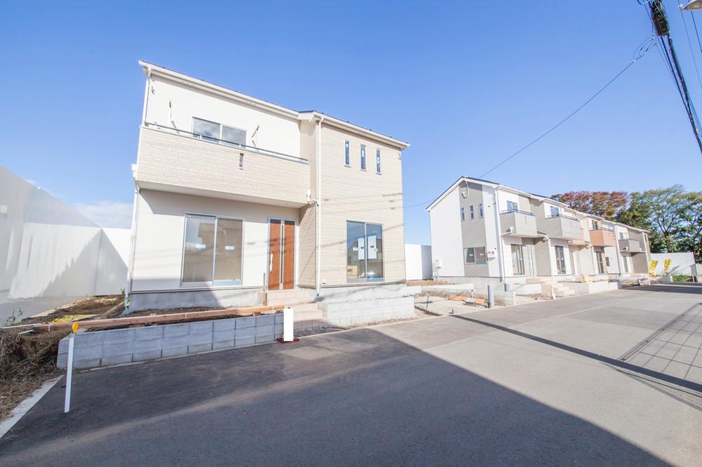 Local photos, including front road. Overall With solar power system!