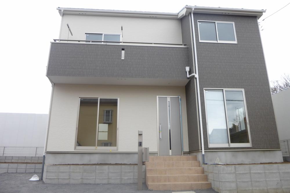 Local appearance photo. Local (12 May 2013) Shooting 4 Building ◎ 129 because KenHisashimichi is close access good ◎ Elementary School 220m, Zentominami toward road sunny, There parallel two parking spaces ☆ ◎ but it is close to national highway, It is very quiet.