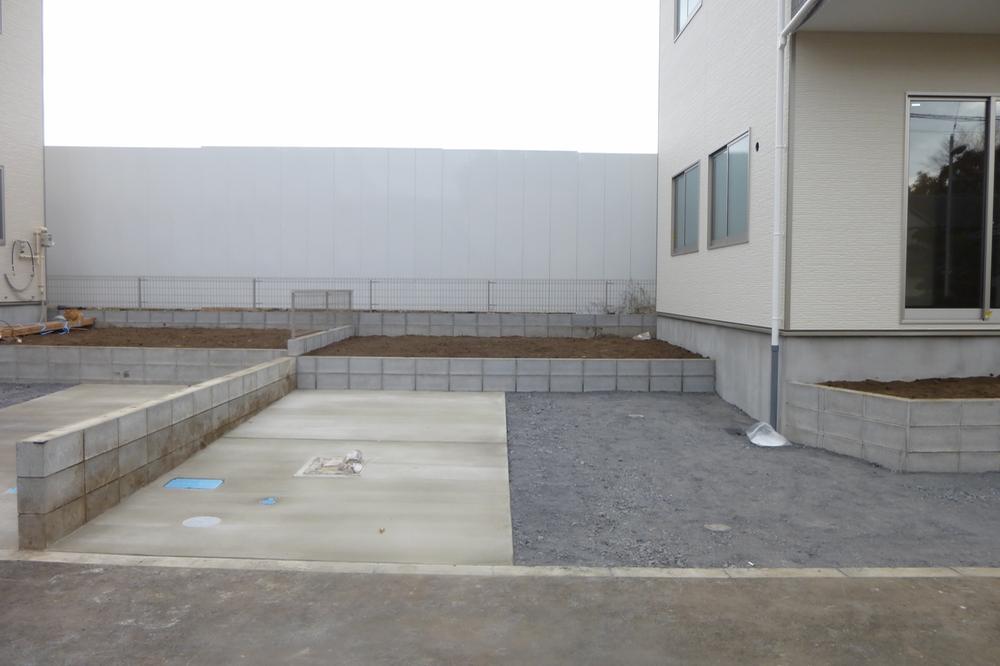 Parking lot. 4 Building two car space!