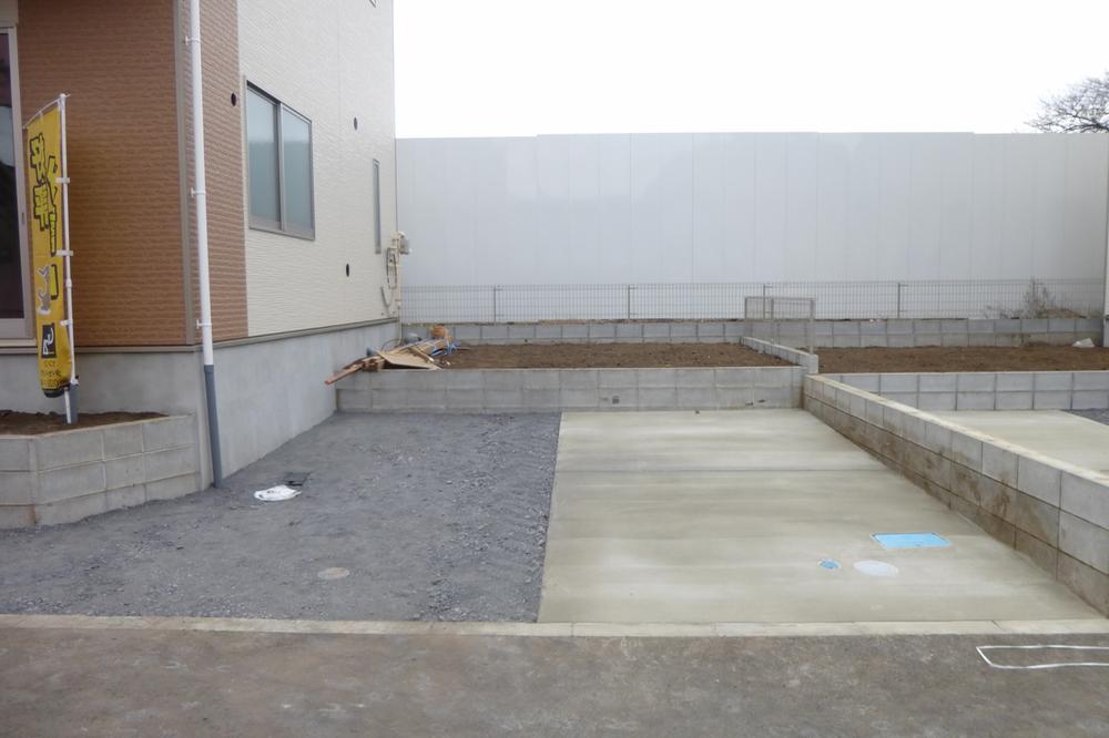 Parking lot. 3 Building two car space!