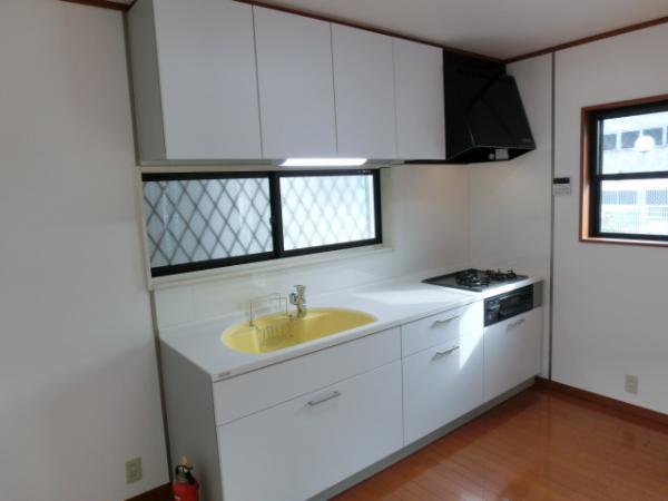 Kitchen. Kitchen has a new exchange to TOCLAS (formerly YAMAHA) Co., Ltd.. The top plate and the sink is the artificial marble that does not rust. Faucets is you can use good usability in the water purification function shower