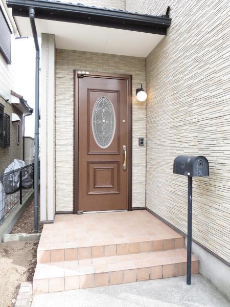 Entrance. Cute entrance. Key cylinder also your delivery and replace with a new one.