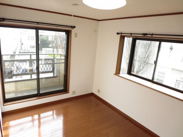 Non-living room. Second floor 6 Pledge of Western-style. It is a bright room with two-sided lighting.