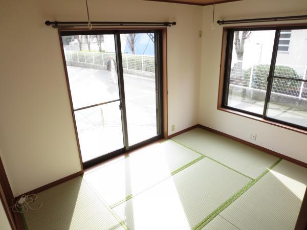 Non-living room. 1st floor Japanese-style room 6 tatami is exchange tatami mat. wall ・ Was ceiling cross Chokawa. Day is good in the rooms of the southwest angle!