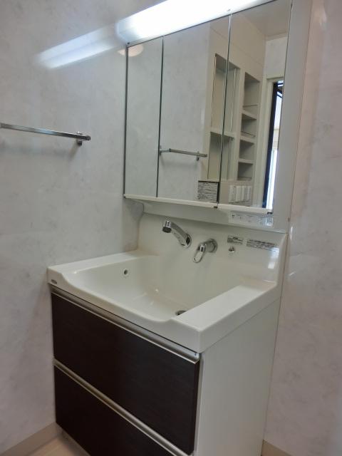 Wash basin, toilet. Indoor (10 May 2013) Shooting