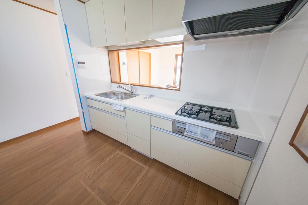 Kitchen. Happy face-to-face kitchen to wife ☆