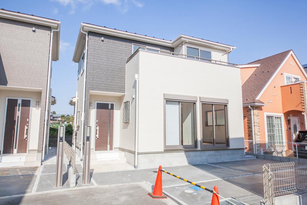 Local appearance photo. Building 3