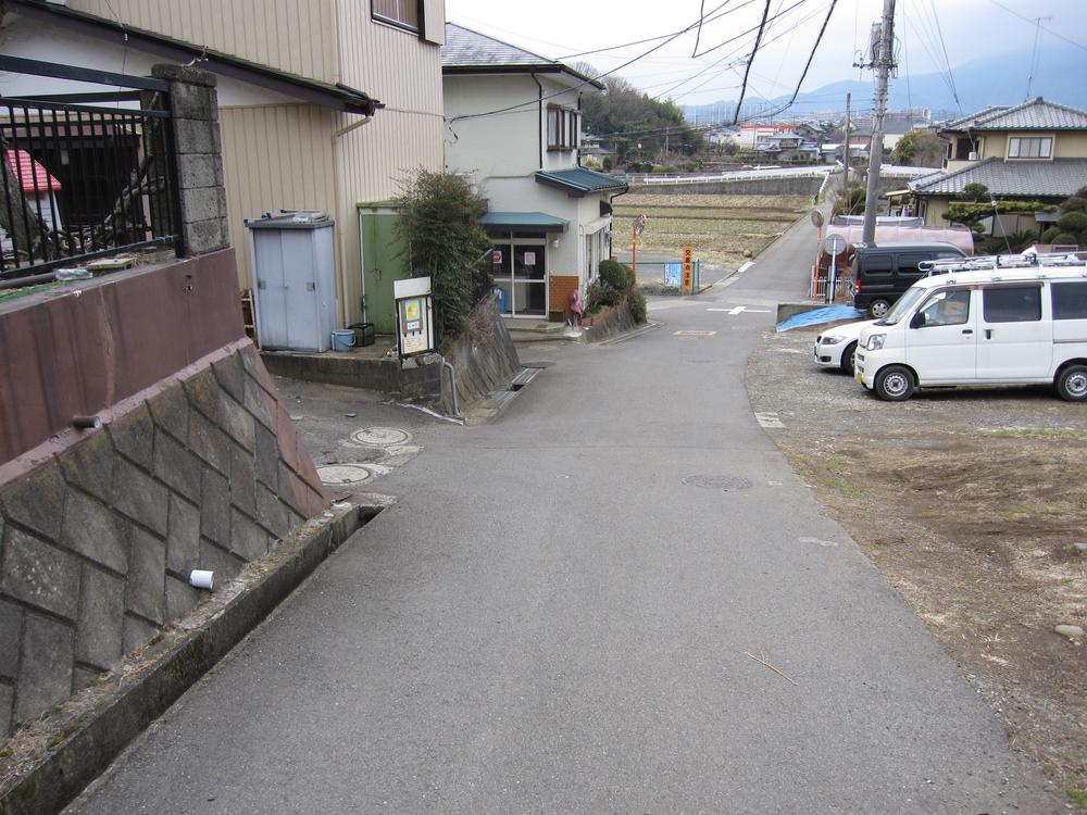 Local photos, including front road. Frontal road