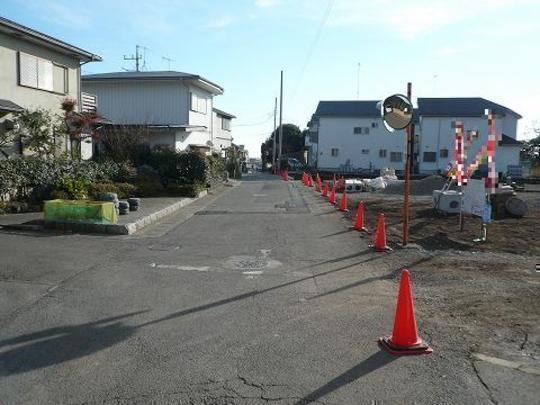 Local photos, including front road. Frontal road