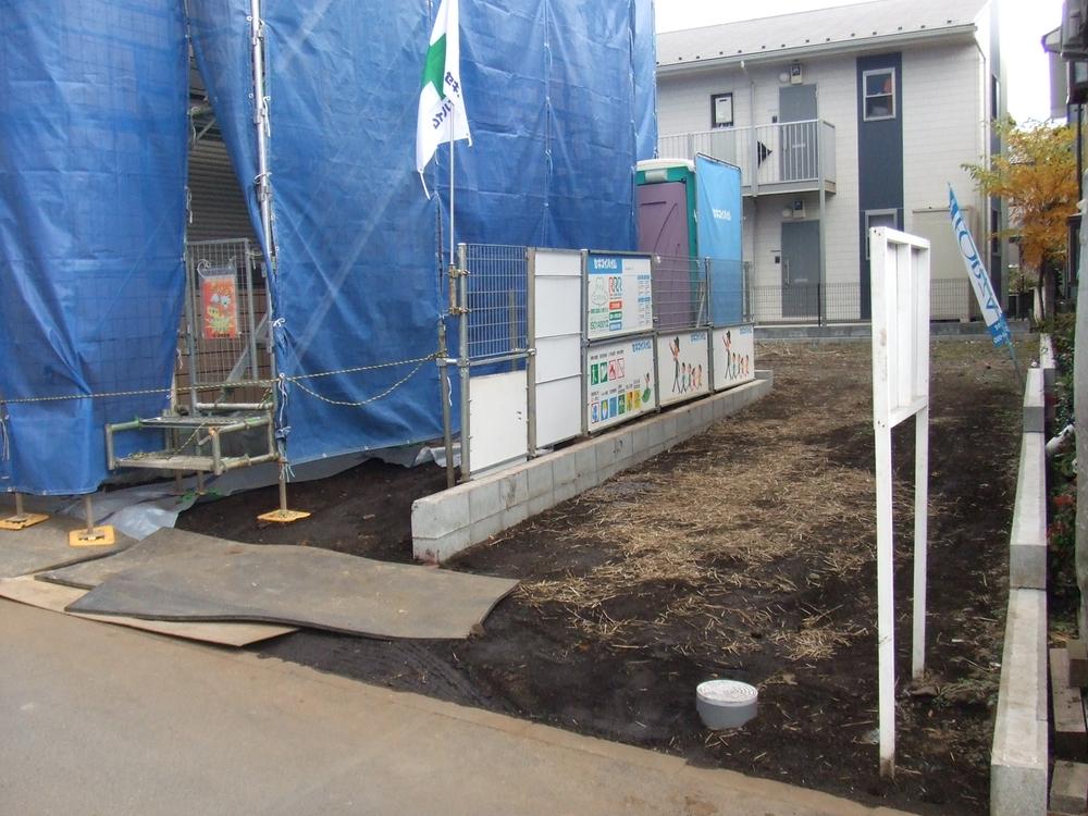 Local photos, including front road. Local (01 May 2012) shooting