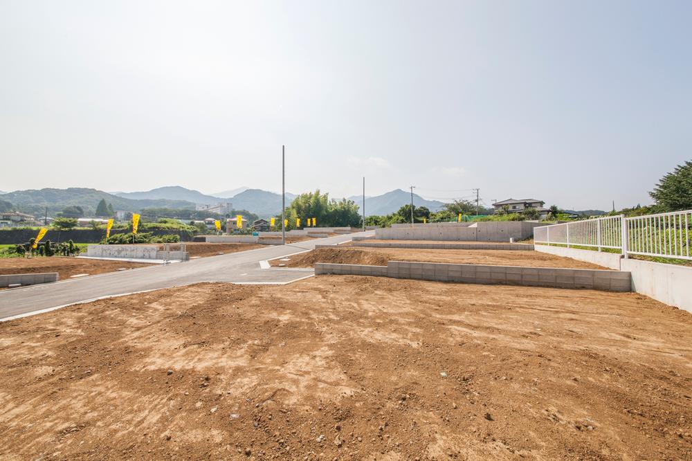 Local land photo. The entire site (August 2013) shooting lush environment surrounded by nature