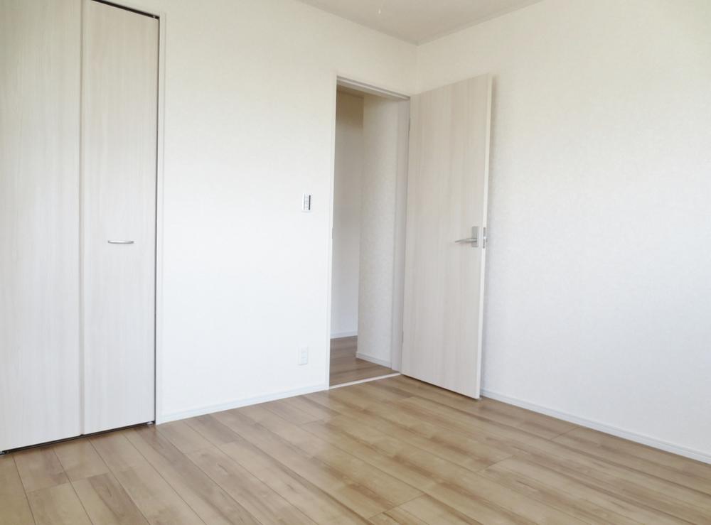 Non-living room. All rooms 6 quires more Western-style!