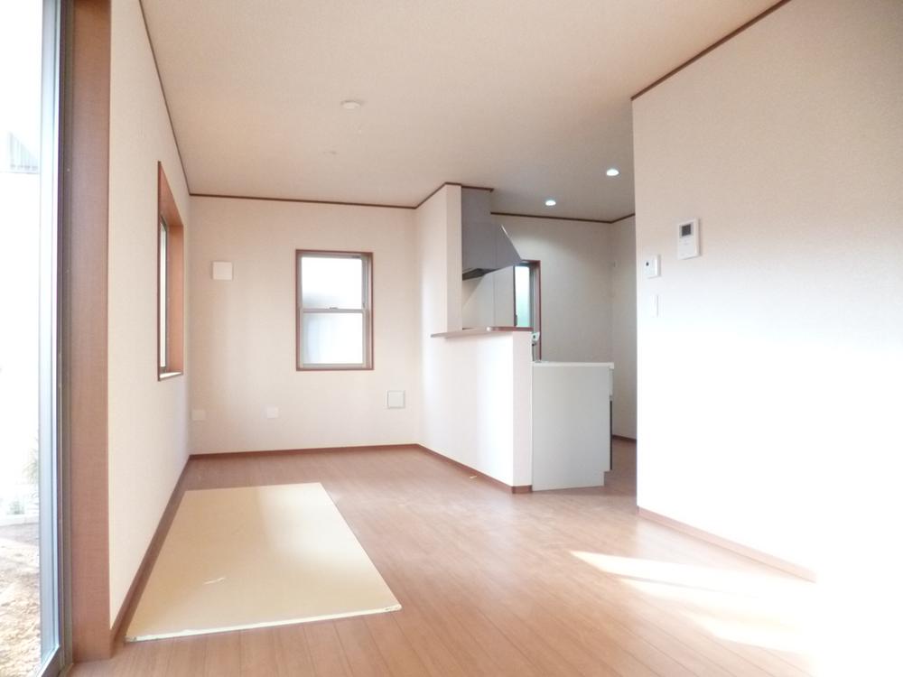 Living. Popular face-to-face kitchen!