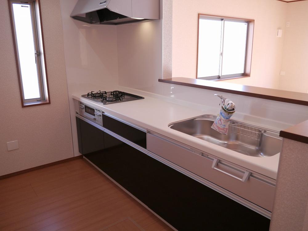Kitchen. Stainless steel worktop ・ Glass top stove system Kitchen