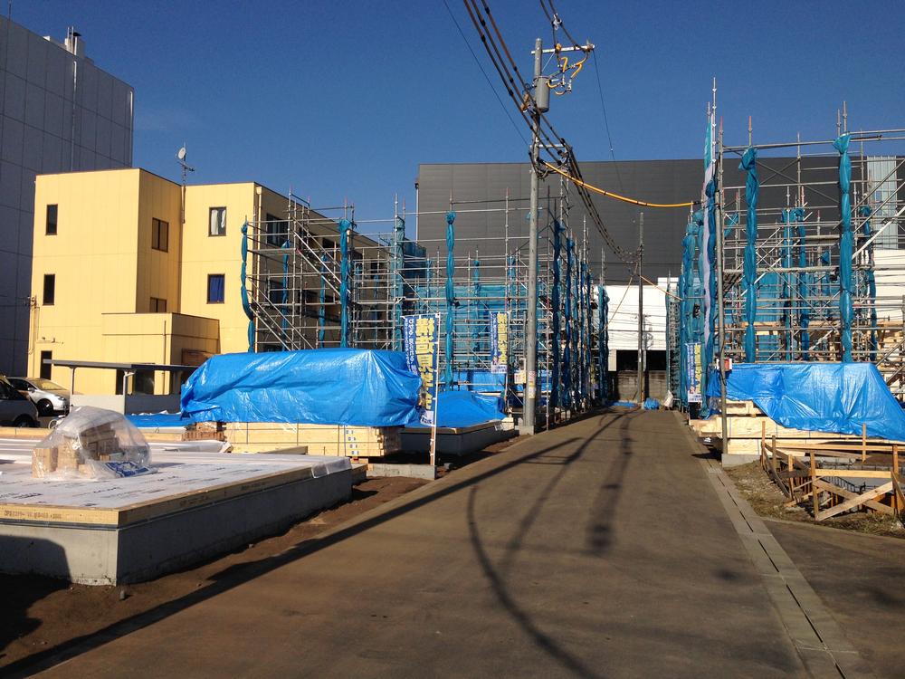 Local photos, including front road. Large-scale development subdivision We are new streets one after another completion of framework of all 9 buildings! ! We are held every weekend local sales meeting. Come please refer to the local! ! (November 24, 2013 Local shooting)