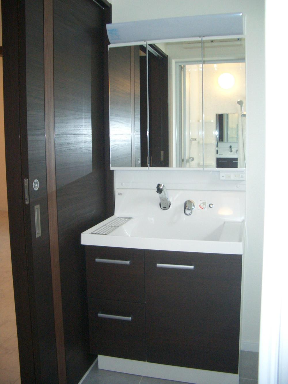 Wash basin, toilet. Indoor (12 May 2013) Shooting