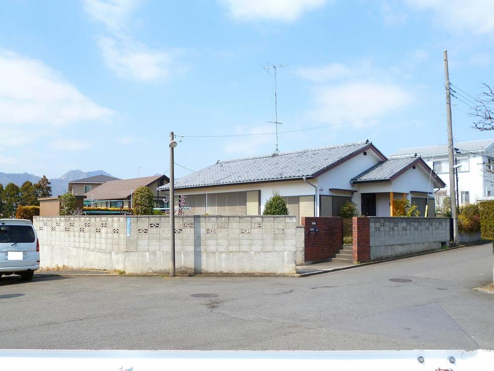 Local photos, including front road. Local (11 May 2013) Shooting On the site of 300 square meters is, It stood is Heike provided with a garden to the south. Although the building is the number of years what old, With a solid build, You can use it still.